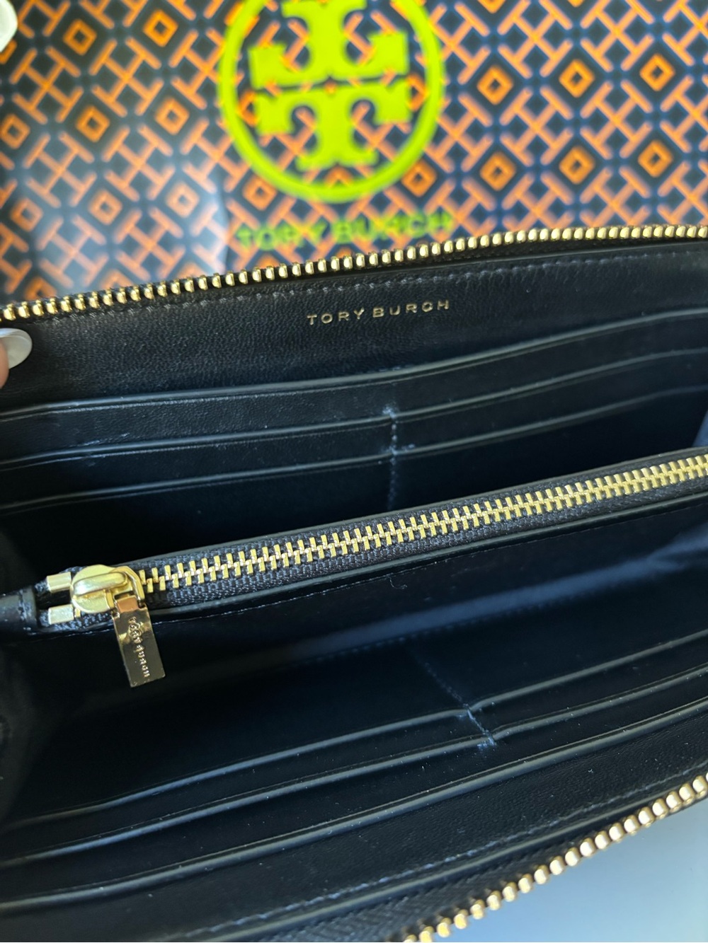 TORY BURCH QUILTED CHEVRON ZIP AROUND W/GOLD TB LOGO - Picture 12 of 13